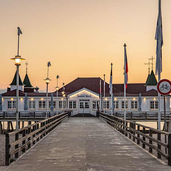 Ahlbeck Seebrücke Holz Fahnen Eingang Strand Sand Ostsee Insel Usedom