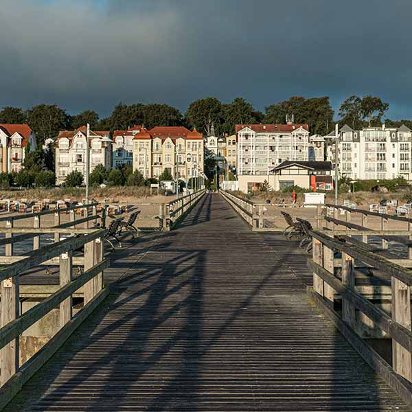 Bansin Seebrücke Holz Hotels Promenade Strand Sand Dunkler Himmel Ostsee Insel Usedom