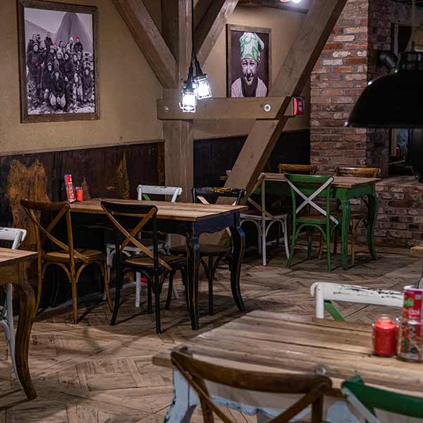 Koserow Karls Erlebnis Dorf Restaurant Tische Stühle Holz Insel Usedom