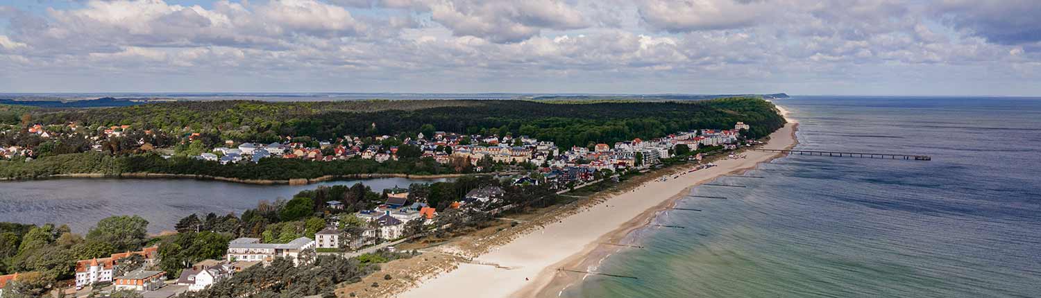 Luftaufnahme Strand Ostsee blauer Himmel Wolken Hotels Insel Usedom