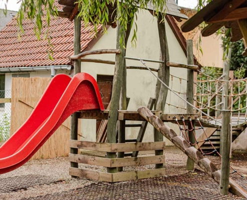 Tropenzoo Bansin Spielplatz Außenbereich rote Rutsche Insel Usedom